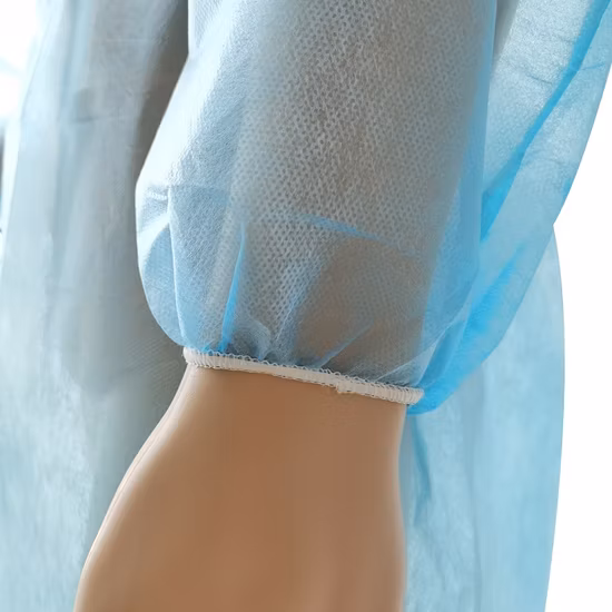 Batas de examen no tejidas desechables Bata de aislamiento de PP azul resistente a fluidos Bata Spp Capa de visitante Bata de cirujano de polipropileno con cierre de corbata